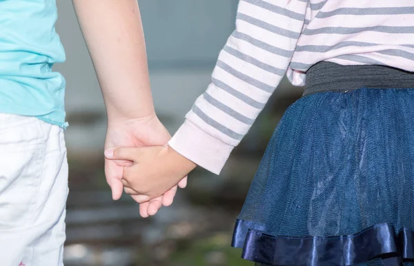 Hermano y hermana tomados de la mano — Foto de Stock