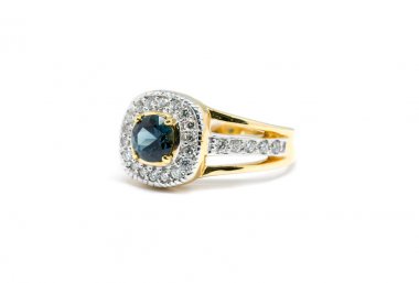 Beyaz elmas ve altın yüzük ile mavi safir 