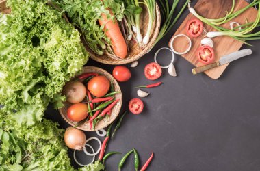 siyah bcakground üzerinde kopya alanı ile sebze karışımı