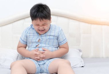 Yatakta obez çocuk kilolu mide ağrısı