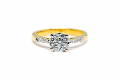 beyaz izole elmas altın yüzük 