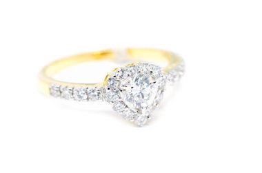 Altın izole kalp şeklindeki elmas yüzükle 