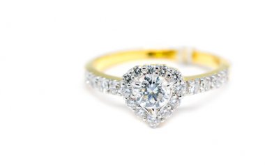 Altın izole kalp şeklindeki elmas yüzükle 