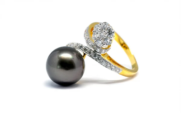 暗い真珠ダイヤモンドとゴールド リングの分離 — ストック写真