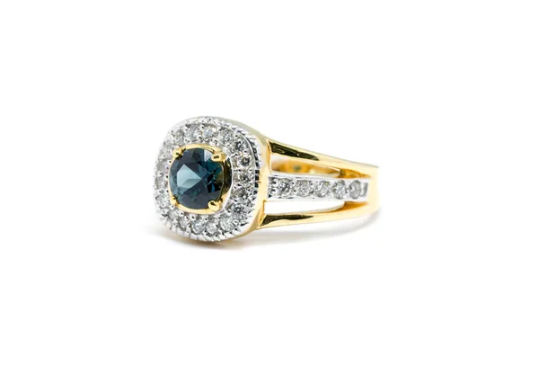 Safira azul com diamante branco e anel de ouro — Fotografia de Stock