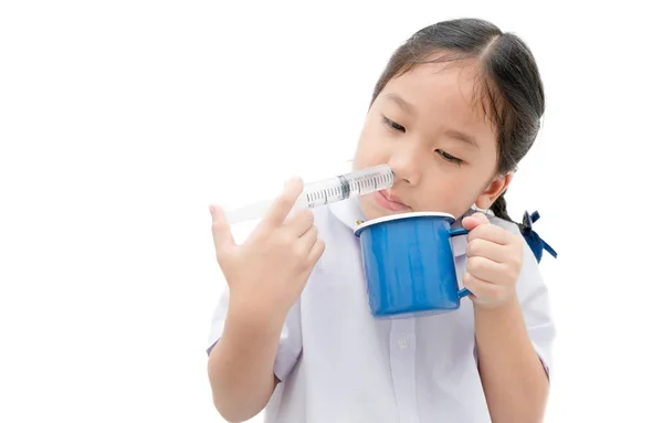 Aziatische student meisje haar neus met spuit en saline iso afboeken — Stockfoto