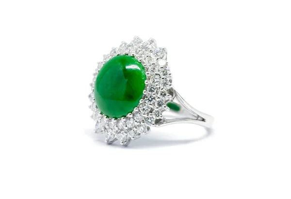 Κλειστά μέχρι πράσινο ζαντ με διαμάντι και απομόνωσε το χρυσό δαχτυλίδι — Φωτογραφία Αρχείου