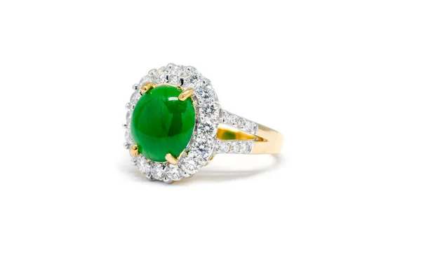 绿翡翠与钻石和孤立的金戒指 — 图库照片