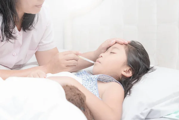 Madre midiendo la temperatura de su hijo enfermo. — Foto de Stock