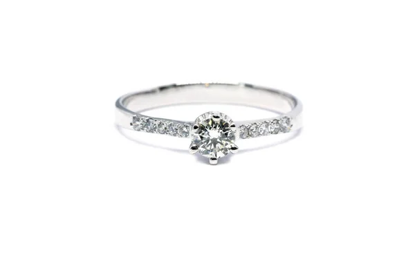 Όμορφη Λευκόχρυσο δαχτυλίδι με διαμάντι απομονωμένες — Φωτογραφία Αρχείου