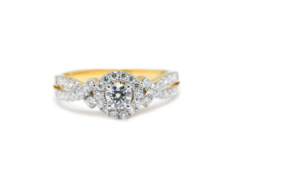 Anel de ouro com diamante isolado sobre fundo branco — Fotografia de Stock