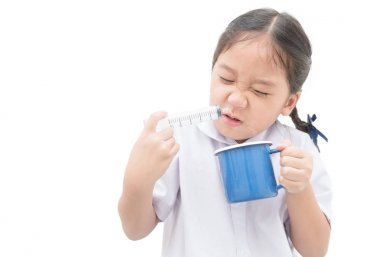 burnunu şırınga ve serum fizyolojik ile kızarma Asya öğrenci kız 