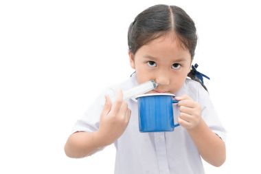 burnunu şırınga ve serum ISO ile kızarma Asya öğrenci kız