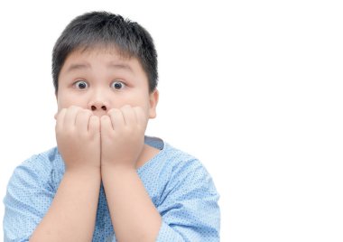 Komik şok yüz ifadesi ile obez şişman Asyalı çocuk portre