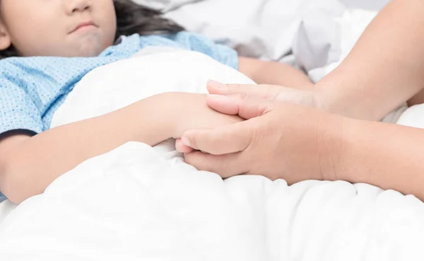 Mamma håll dotter händer, kärlek och omsorg begrepp — Stockfoto