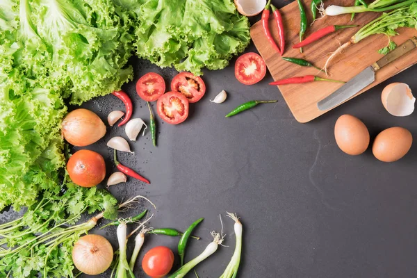 siyah bcakground üzerinde kopya alanı ile sebze karışımı