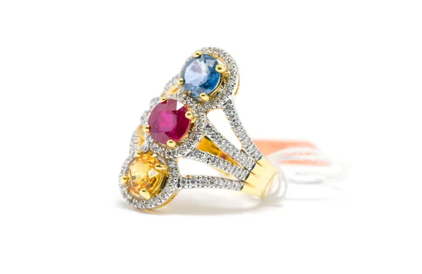 Κόκκινο, κίτρινο και μπλε διαμάντι με λευκά διαμάντια και χρυσό δαχτυλίδι — Φωτογραφία Αρχείου