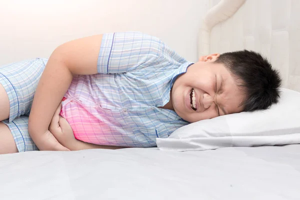 Asiático gorda niño sufriendo de dolor de estómago — Foto de Stock