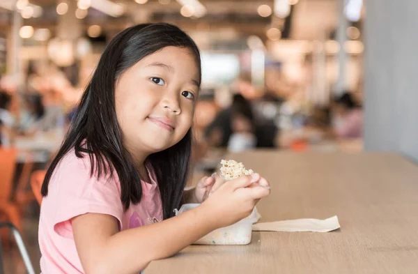 Cute asian dívka jíst oběd box do jídelny — Stock fotografie