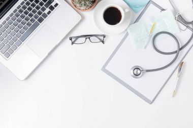 Doktor Danışma tablo stetoskop ile Üstten Görünüm