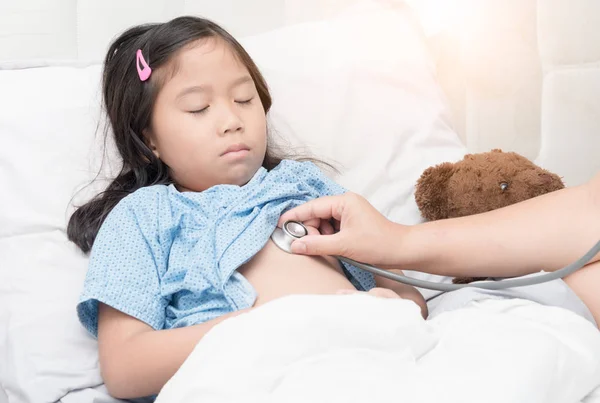 Onderzoek kind patiënt arts met de stethoscoop — Stockfoto