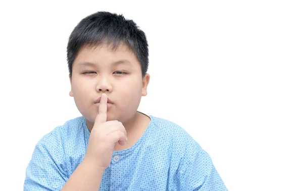 Porträt eines fettleibigen Jungen mit Finger auf den Lippen isoliert — Stockfoto