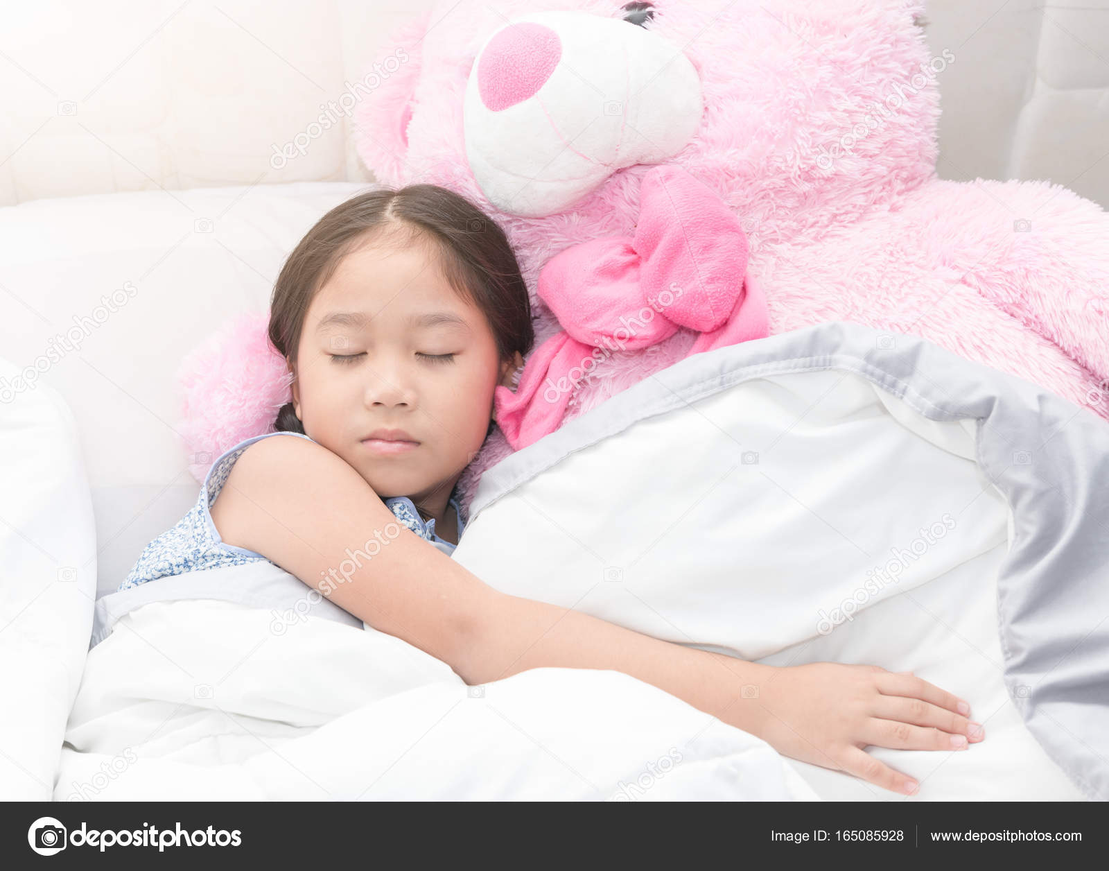 girl sleeping with teddy bear