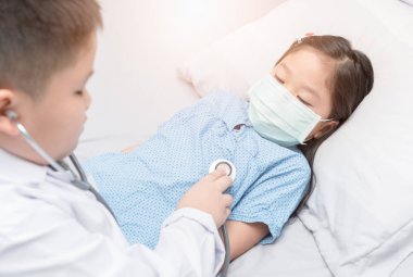 Küçük doktor stetoskop onay akciğer hasta kullanma 