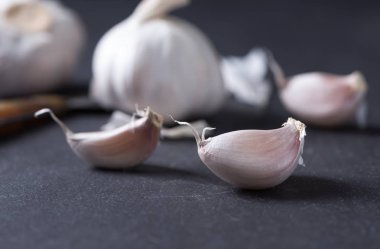 Siyah Arkaplanda Beyaz Sarımsak,