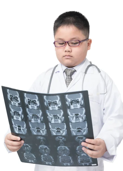 Obézní chlapec lékař kontrolu x-ray film izolovaných na bílém pozadí — Stock fotografie