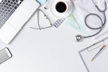 Doktor Danışma tabloyla stetoskop, kahve, tıbbi elbisesi ve değil