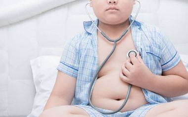 Obez şişman çocuk kontrol kalbi steteskop tarafından, 