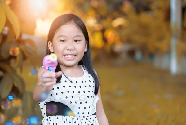 Boldog ázsiai lány játék buborék szappant otthon — Stock Fotó