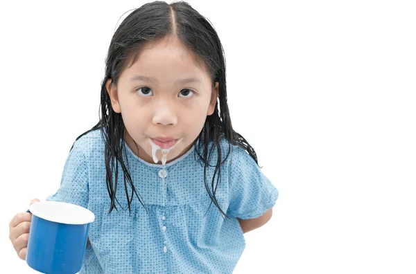 Aziatische schattig meisje om uw mond te spoelen na het tandenpoetsen — Stockfoto