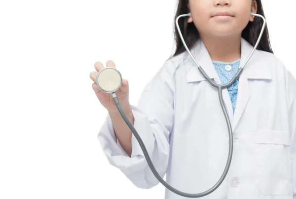 Lilla läkare innehav stetoskop isolerade — Stockfoto