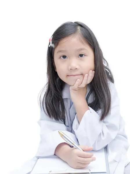 Χαριτωμένο μικρό κορίτσι γιατρός με χαρτί και πρόχειρο απομονωμένες — Φωτογραφία Αρχείου