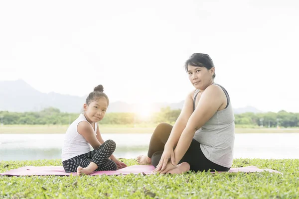 母と娘は、マットでヨガを再生します。 — ストック写真