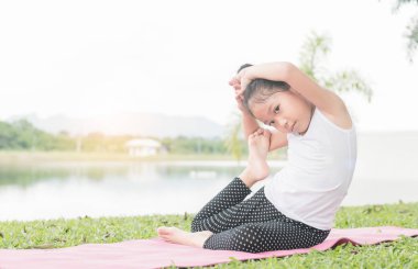 Park açık jimnastik oynarken mutlu sevimli kız