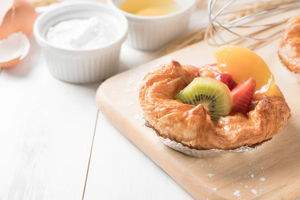 Danska bröd med kiwi apelsin och jordgubb frukt — Stockfoto