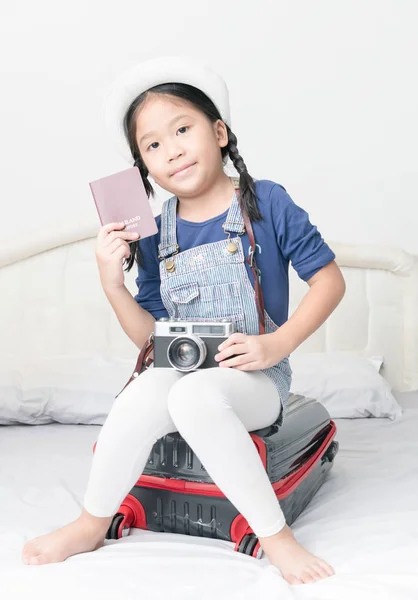 Asiatico carino ragazza spettacolo passaporto e sit su valigia , — Foto Stock