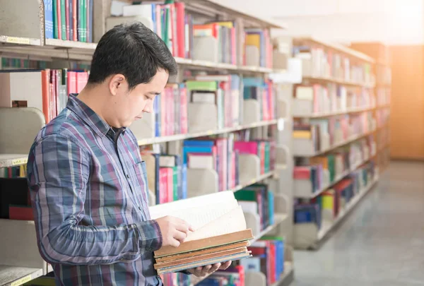 Ázsiai férfi hallgató olvasó egy könyv, könyvtár, tudás, nyúj — Stock Fotó