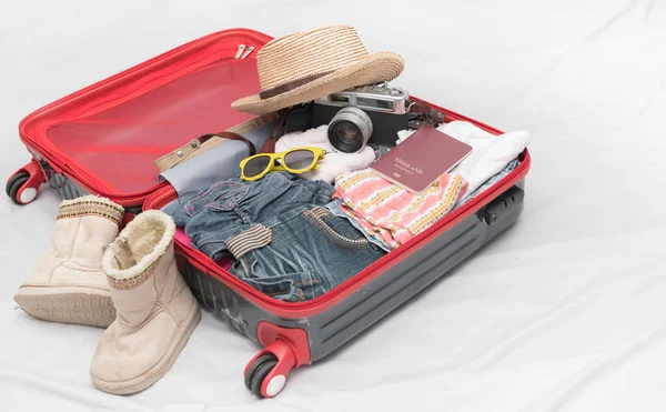 Accessoires de voyage costumes. Passeport, bagages, appareil photo, lunettes de soleil — Photo