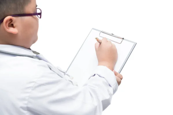 Lilla läkare skriva på klippbordet isolerade — Stockfoto
