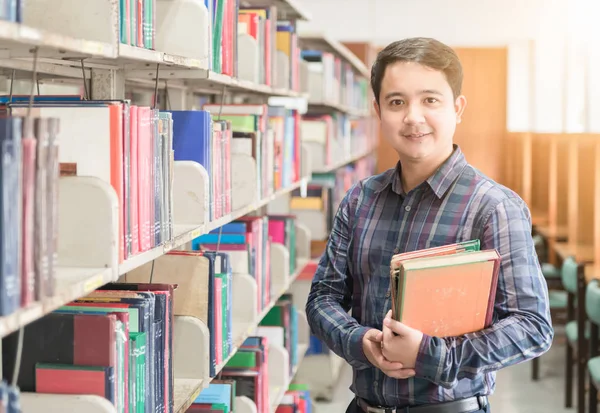 Portré fiatal diák mosoly, és áll a könyv — Stock Fotó