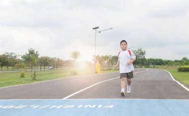 Bitmiş hattına çalıştıran obez şişko.