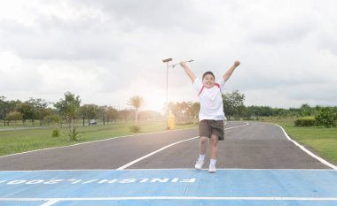 Asyalı şişman çocuk bitmiş hattına çalıştıran.