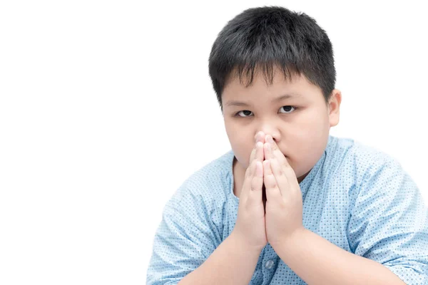 Pequeño asiático chico espiritual pacífico orando aislado — Foto de Stock