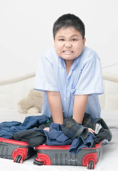 Θυμωμένος αγόρι προσπαθήστε να κλείσει βαλίτσα — Φωτογραφία Αρχείου