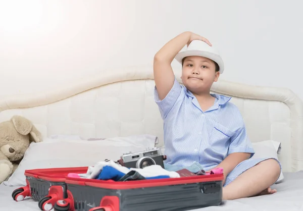 Gordito chico desgaste sombrero y accesorios de viaje trajes . — Foto de Stock