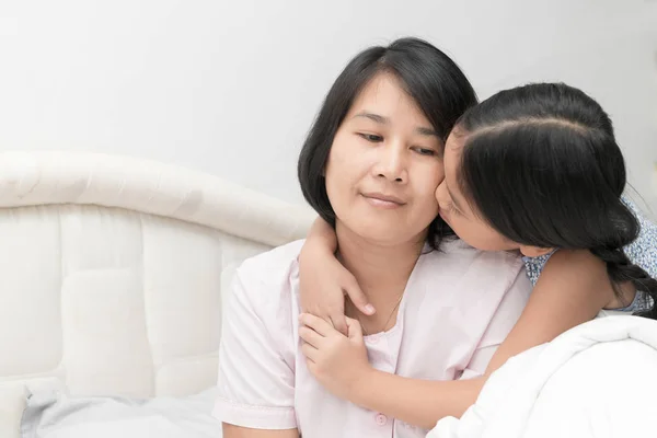 Hija besando a su madre en la cama , — Foto de Stock